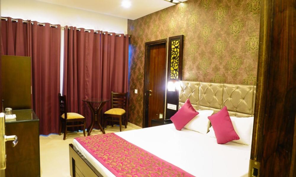 Hotel Jullundur 18 Chandigarh Ngoại thất bức ảnh
